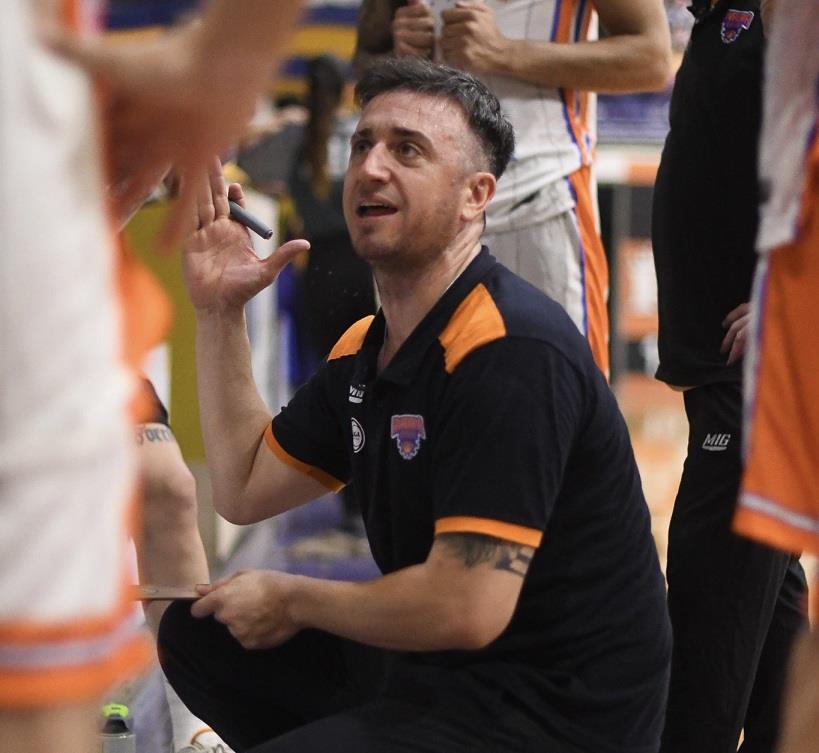 Torre dejó de ser el entrenador de Rivadavia Básquet