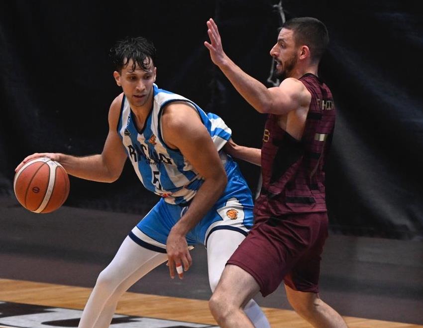Racing golpeó fuerte de visitante y empató la serie