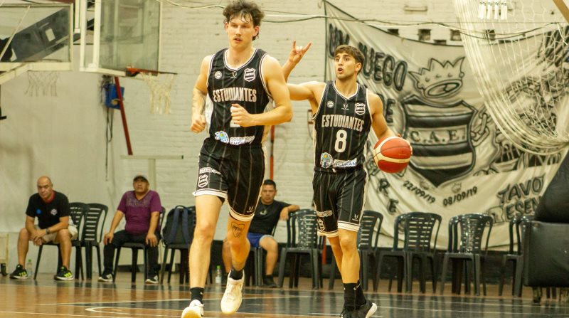 Estudiantes golpeó al puntero