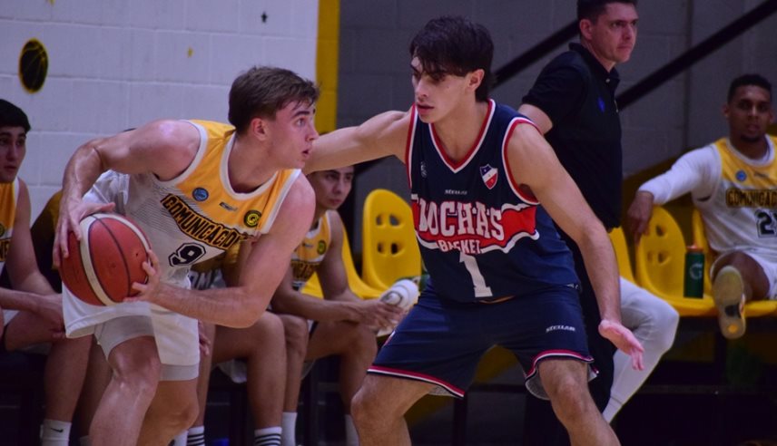 Comu ganó un partidazo en doble suplementario y sumó el segundo punto