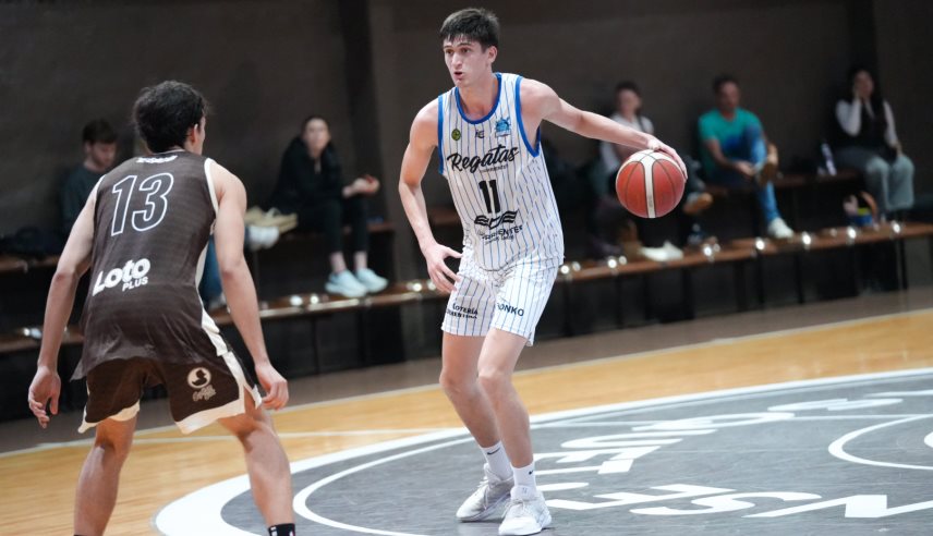 Regatas venció a Platense y se consolida en el podio