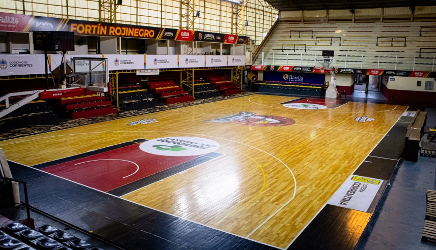 San Martín avanza con la renovación del parquet de su cancha principal