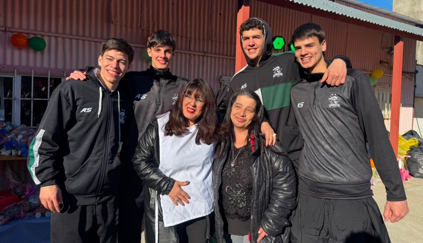 Gimnasia cerca de la comunidad en el Mes de las Infancias