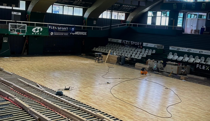 Ferro renueva sus pisos deportivos