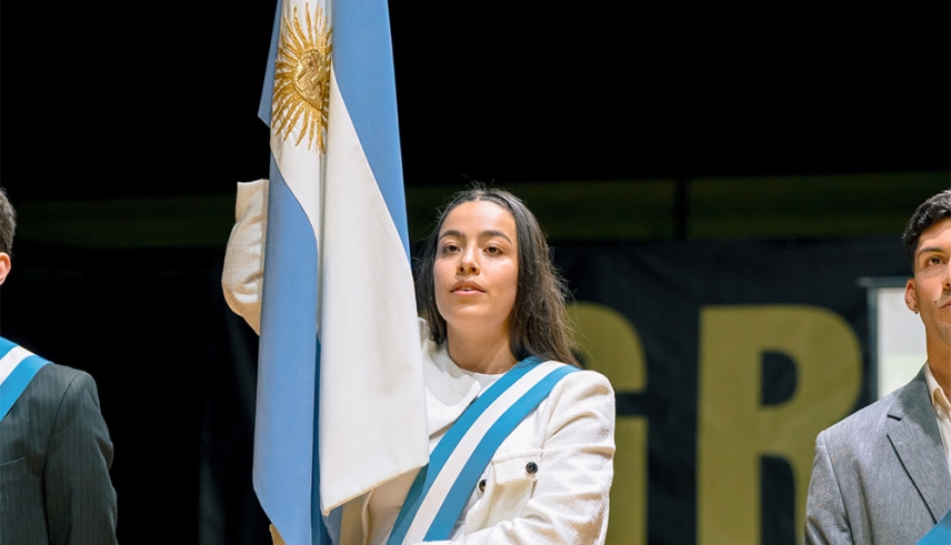 Nicole Tapari, abanderada nacional en el Instituto Obras