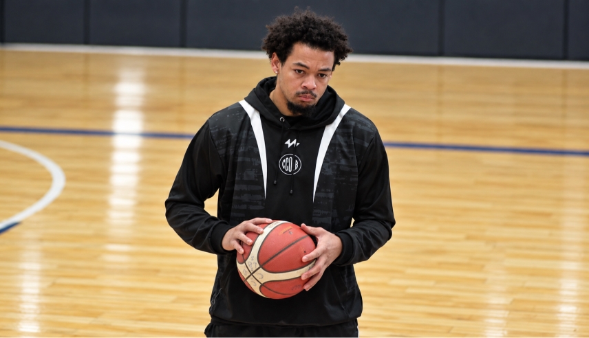 Kobe Julien comenzó su etapa en Olímpico
