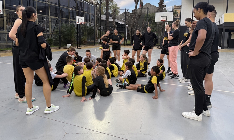Una tarde de juegos y risas entre el plantel profesional y el Minibásquet - Imagen 1