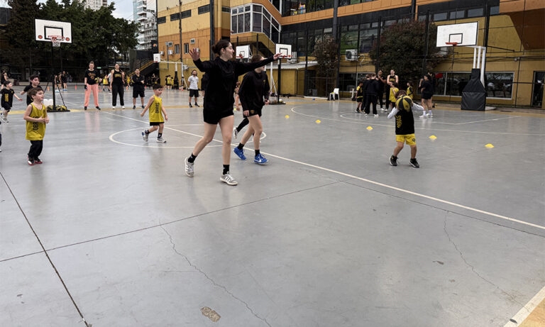 Una tarde de juegos y risas entre el plantel profesional y el Minibásquet - Imagen 2