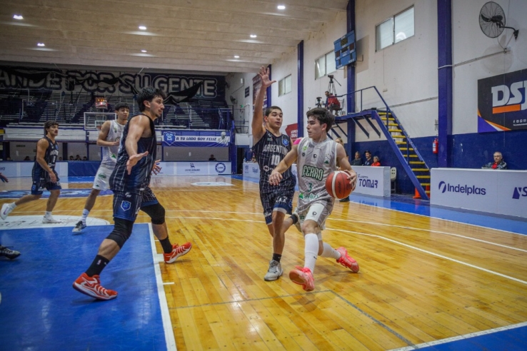Ferro festejó en el debut ante Argentino - Imagen 1