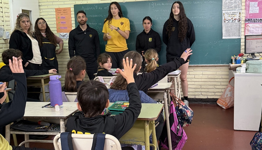 El equipo de Liga Femenina visitó el Instituto Obras