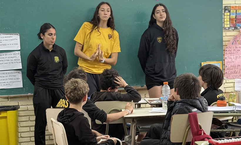 El equipo de Liga Femenina visitó el Instituto Obras - Imagen 1