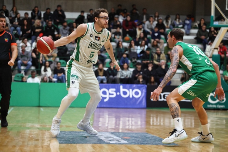 Atenas se quedó con el duelo ante Ferro - Imagen 5