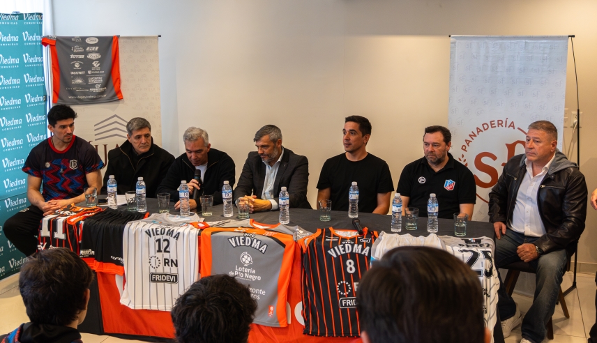 Depo Viedma presentó oficialmente su plantel y la nueva indumentaria
