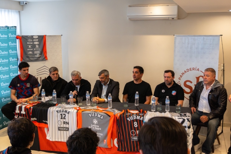 Depo Viedma presentó oficialmente su plantel y la nueva indumentaria - Imagen 1