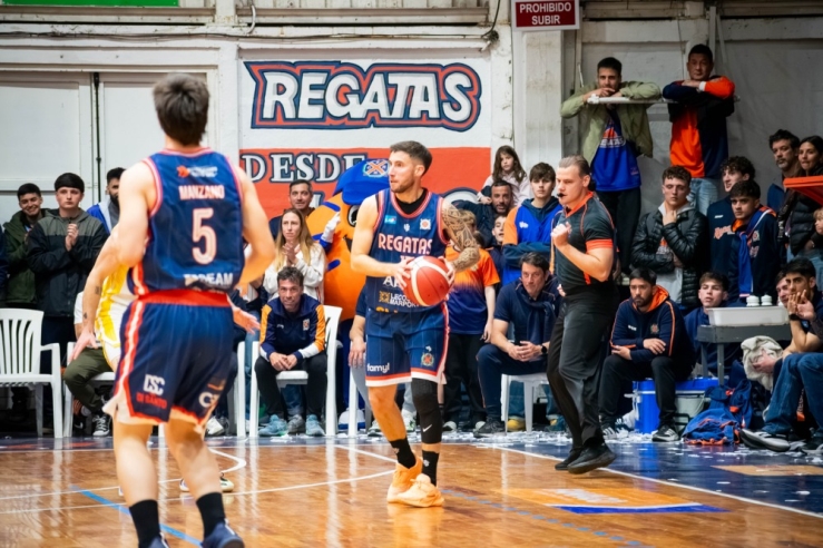 Regatas debutó con una ajustada victoria en casa - Imagen 4